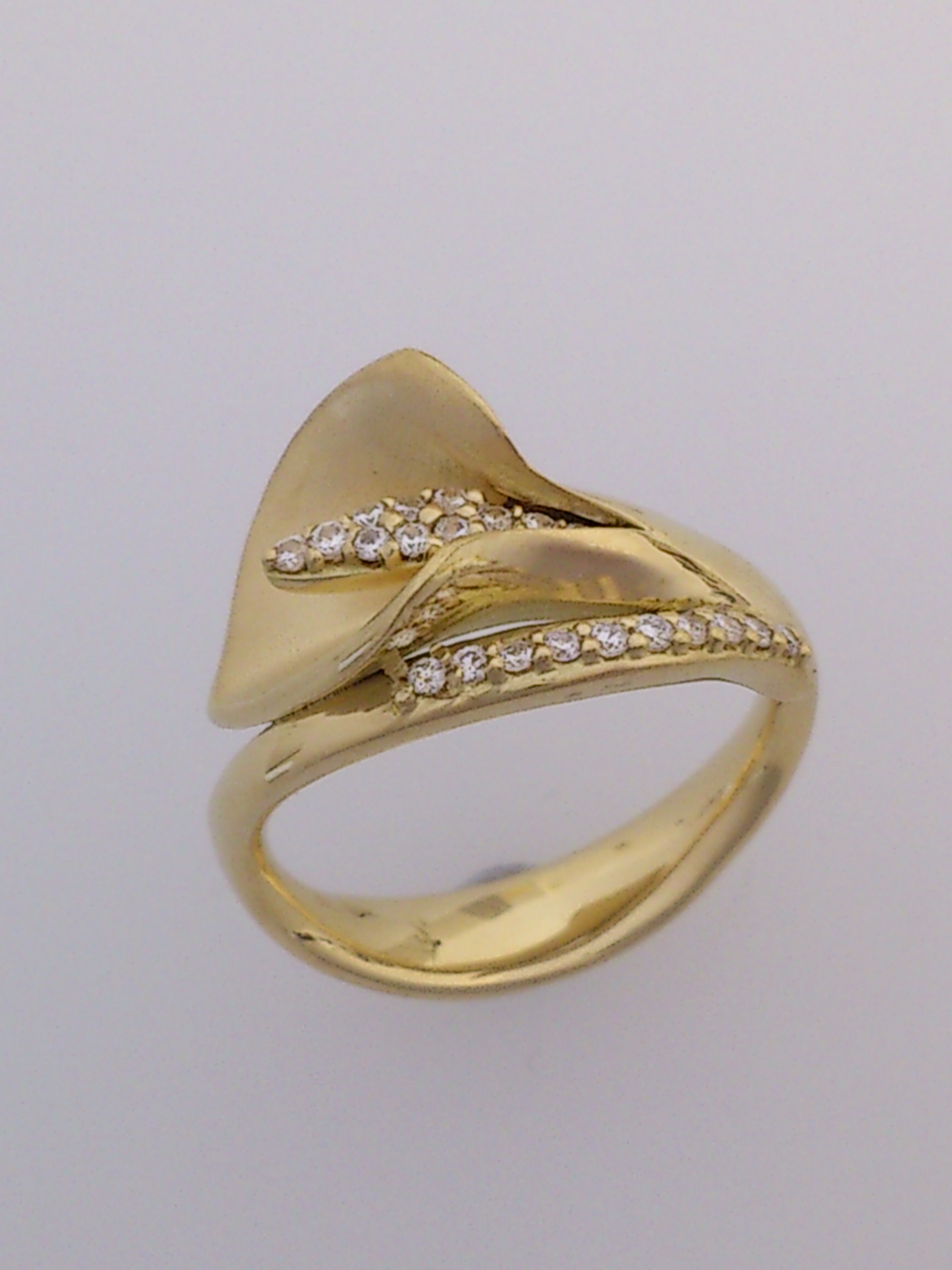 gold and diamond lily ring