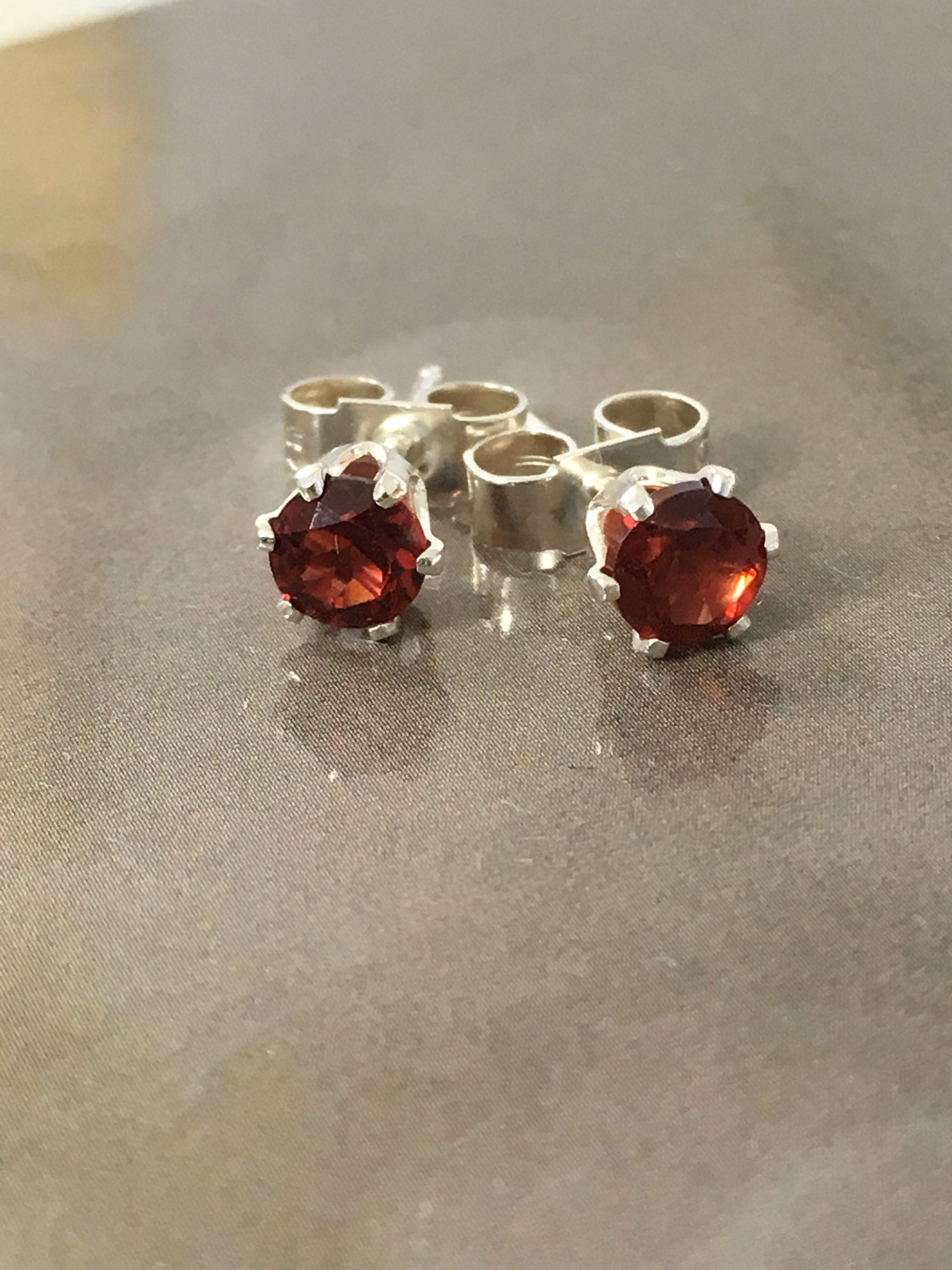 garnet earstuds