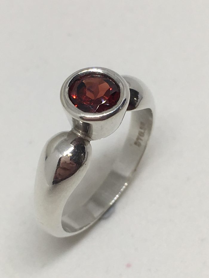 Round Garnet Silver Ring - Image 2