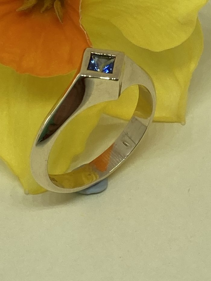 Square Sapphire Ring - Image 3